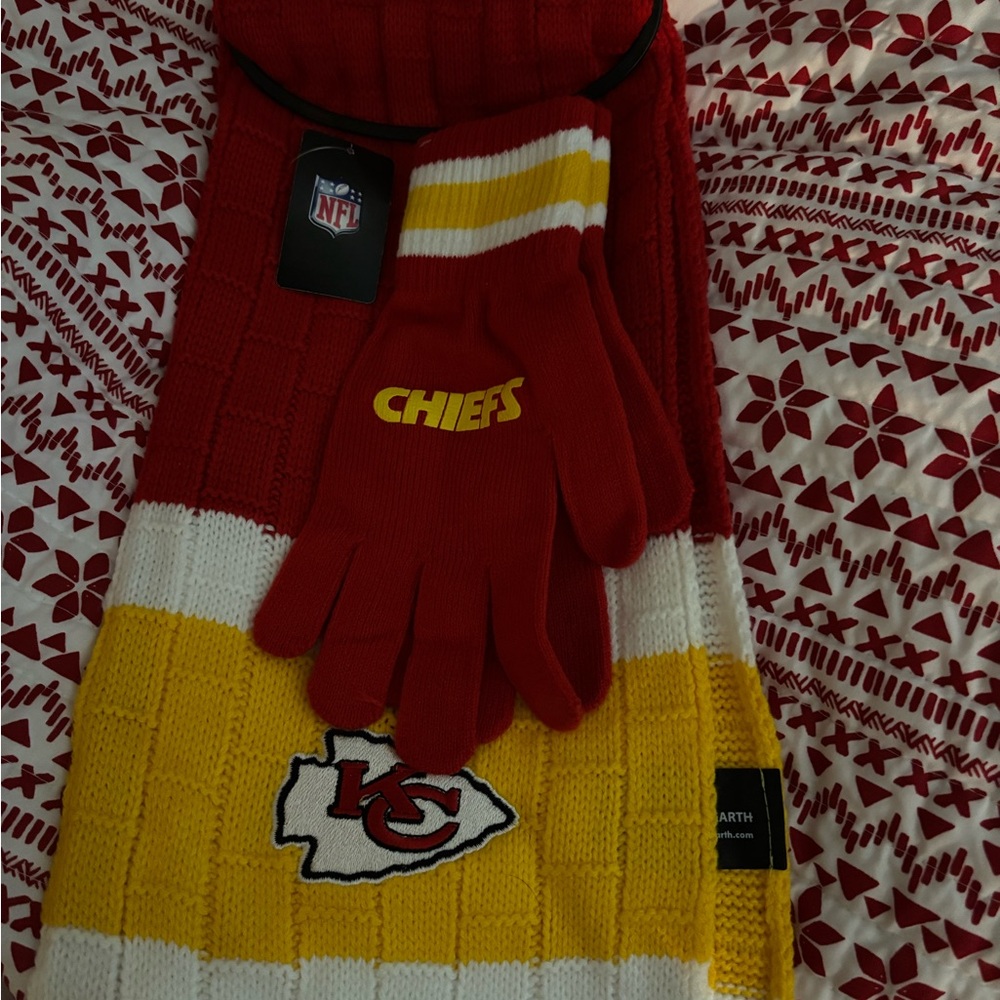 Kansas City Chiefs glove and scarf set